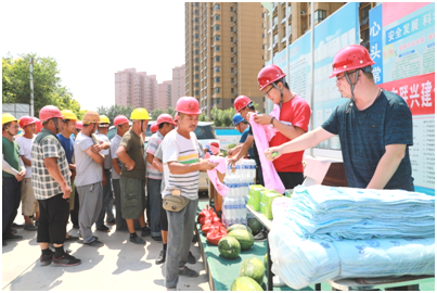 送清凉 暖人心 建筑公司开展夏日送清凉活动